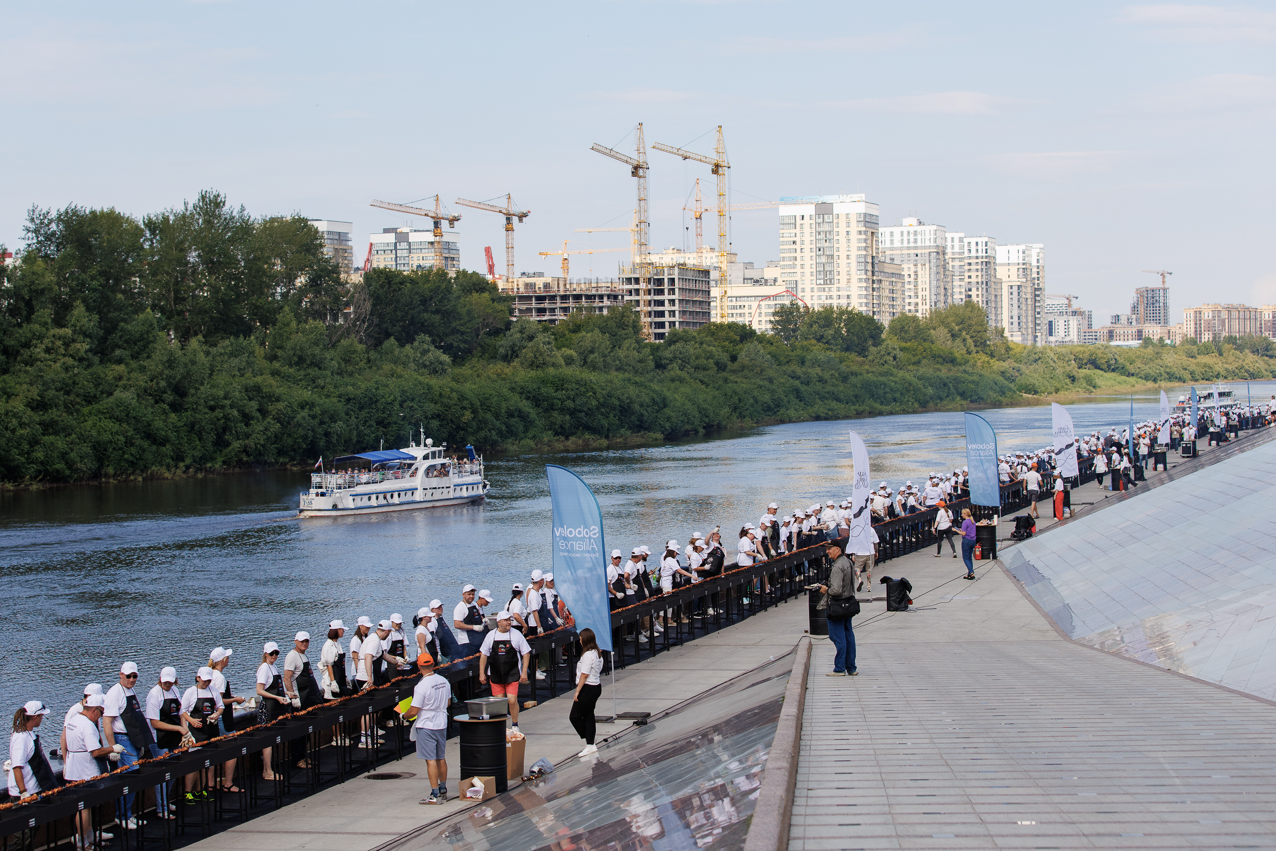 Официант с блюдом ресторана