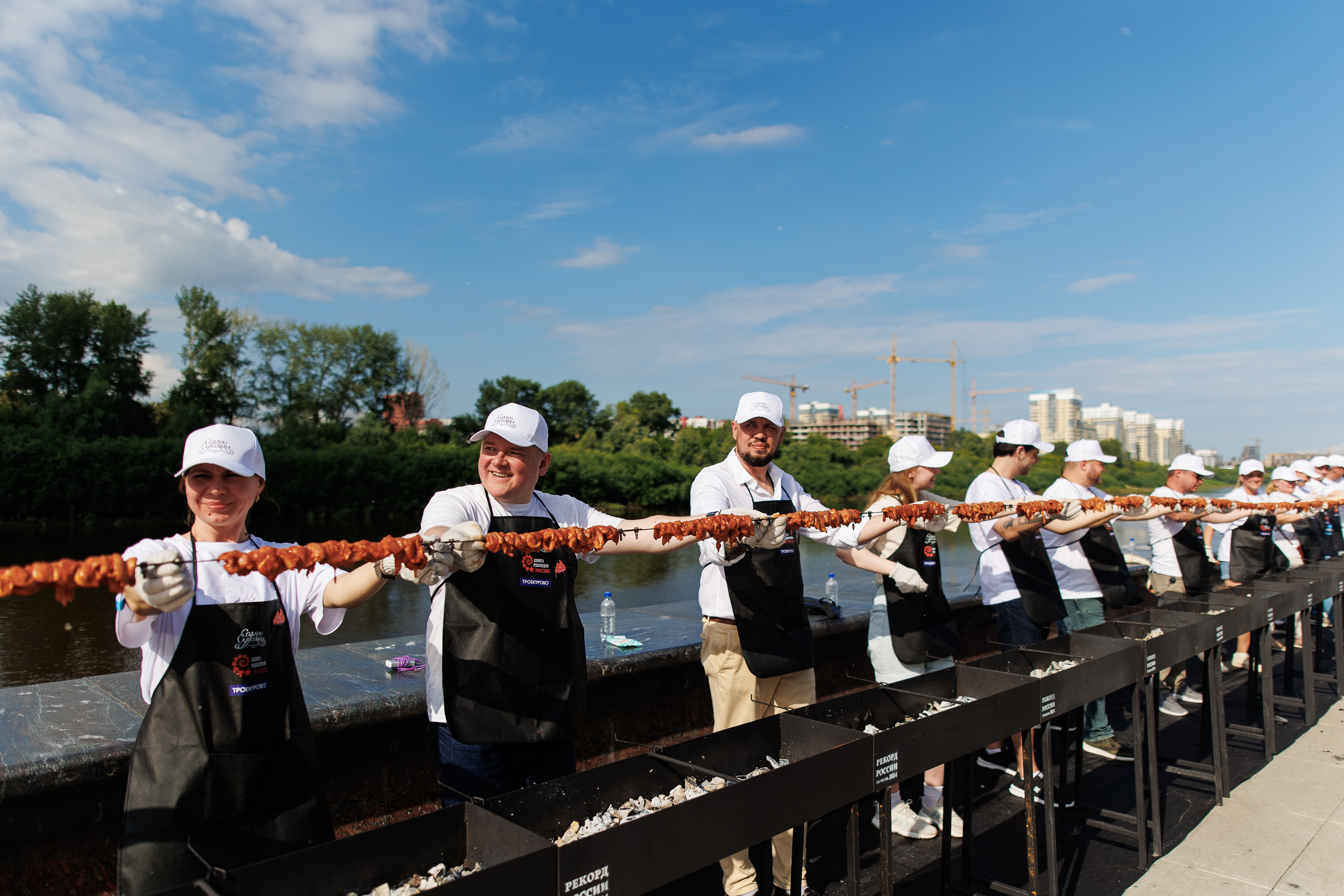 Сотрудник ресторана в азиатской шляпе
